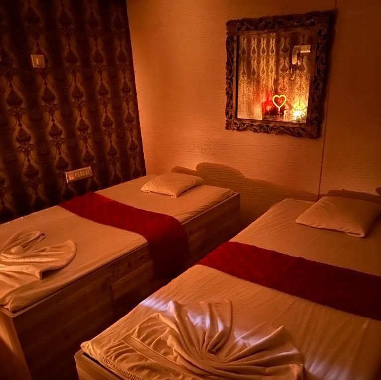 Therapist providing a relaxing spa treatment with essential oils at Oceanic Spa